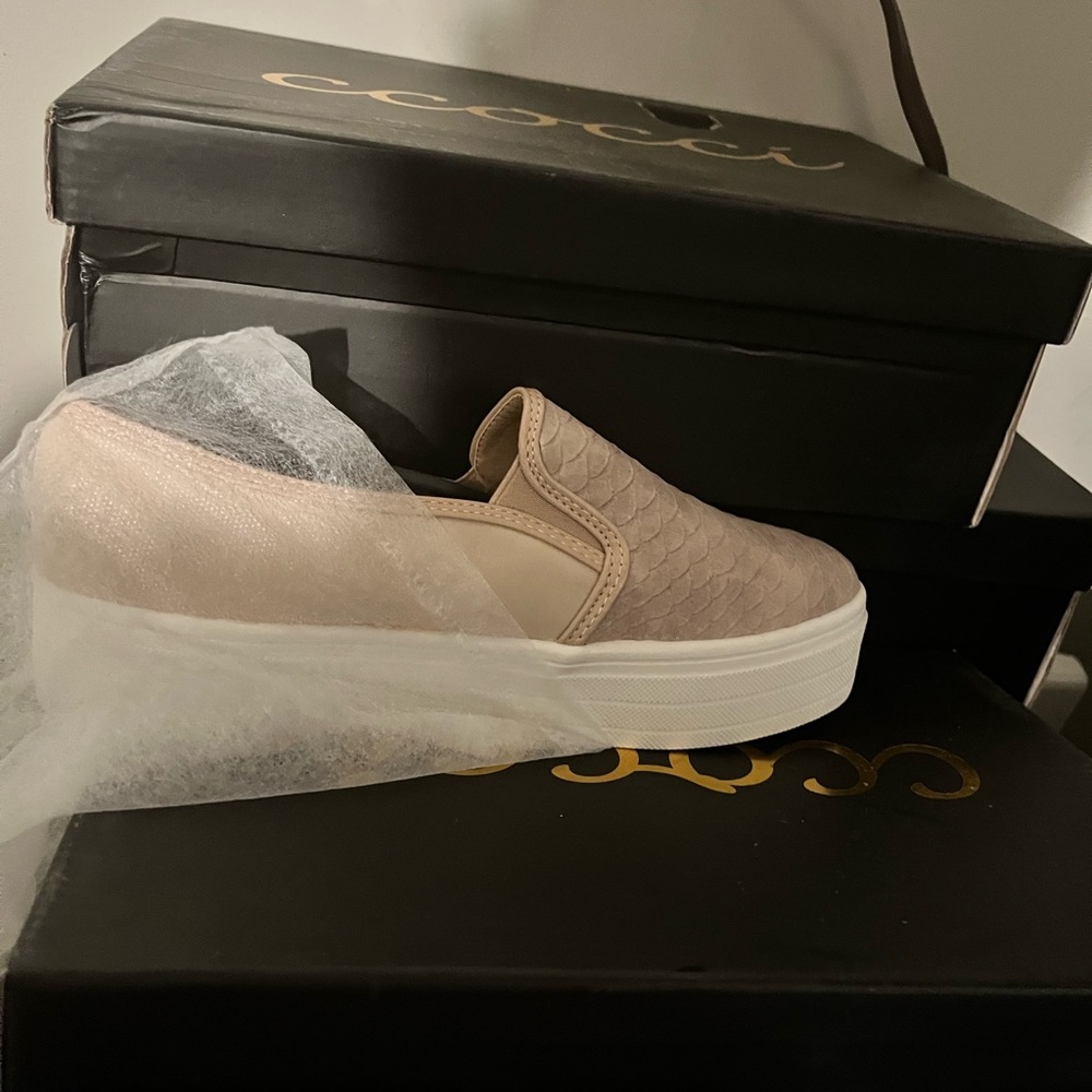 Very comfortable wedge casual shoe. Can dress up or down. Khaki color.